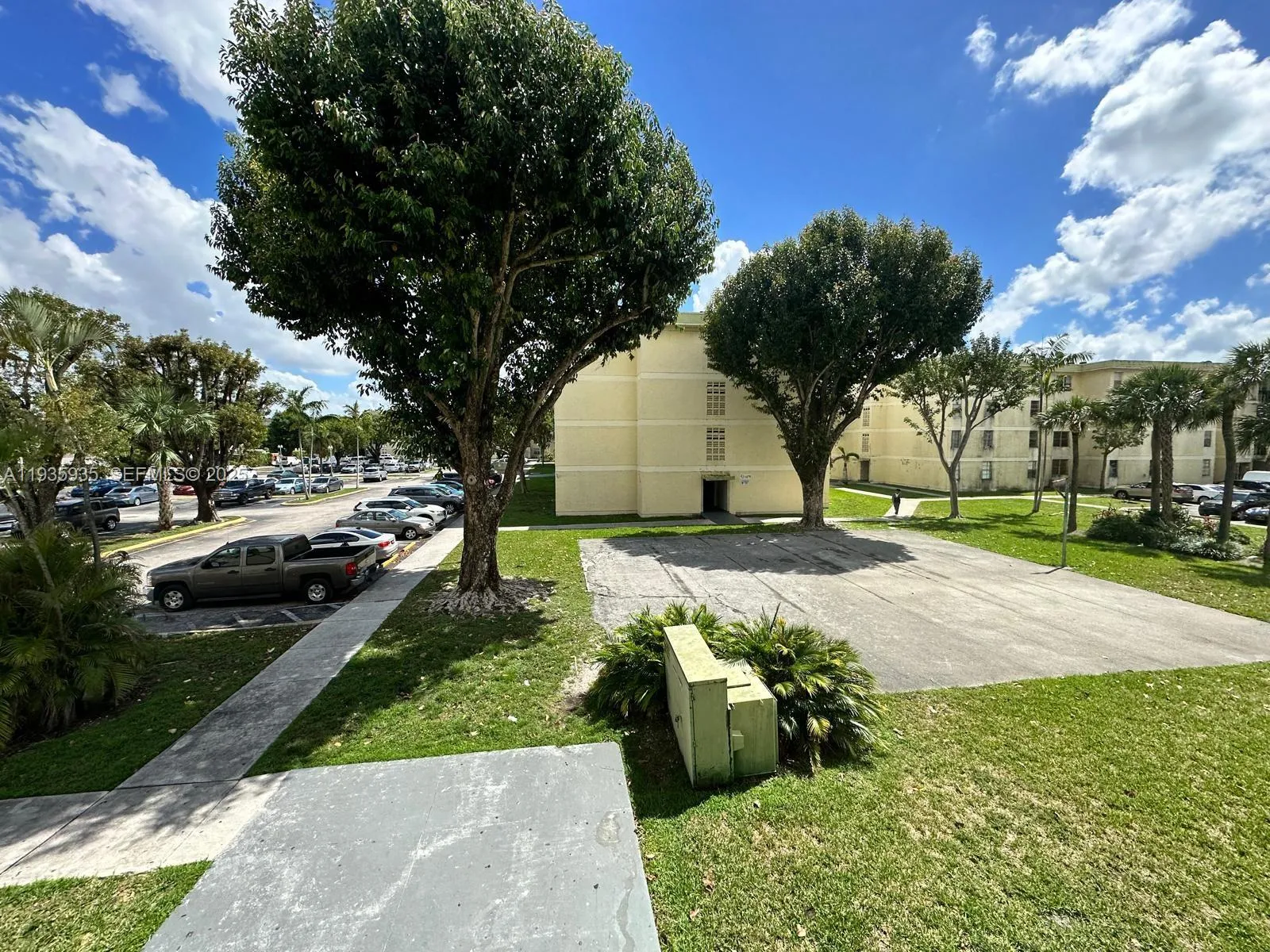 2 bedroom 1 bath for sale at 1875 W 56th St # 301, Hialeah FL 33012
