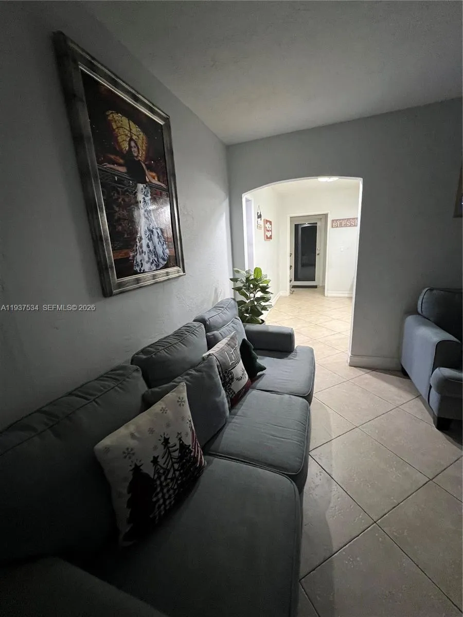 1461 E 9th Ct, Hialeah FL 33010