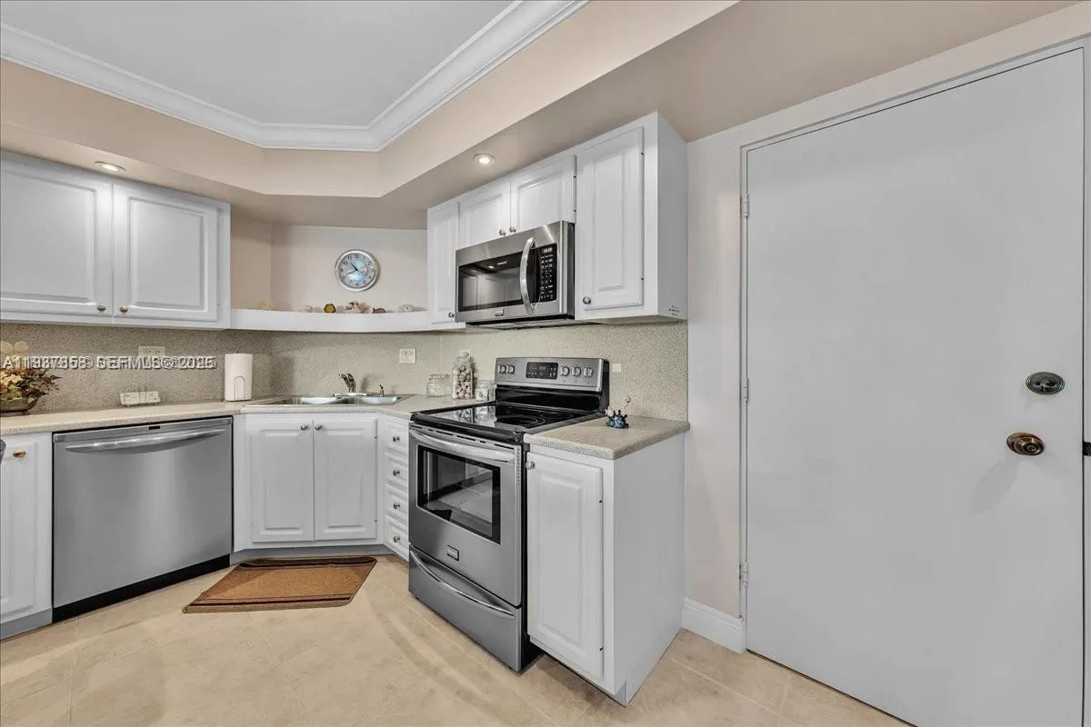 3111 N Ocean Dr # 904, Hollywood FL 33019