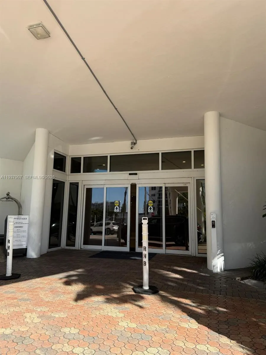 1 bedroom 1 bath for sale at 3001 S Ocean Dr # 107, Hollywood FL 33019