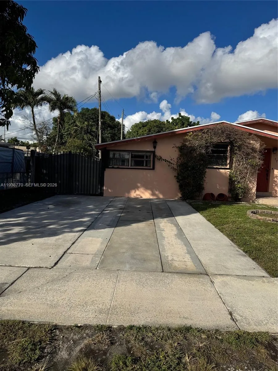 17 E 50th Pl, Hialeah FL 33013