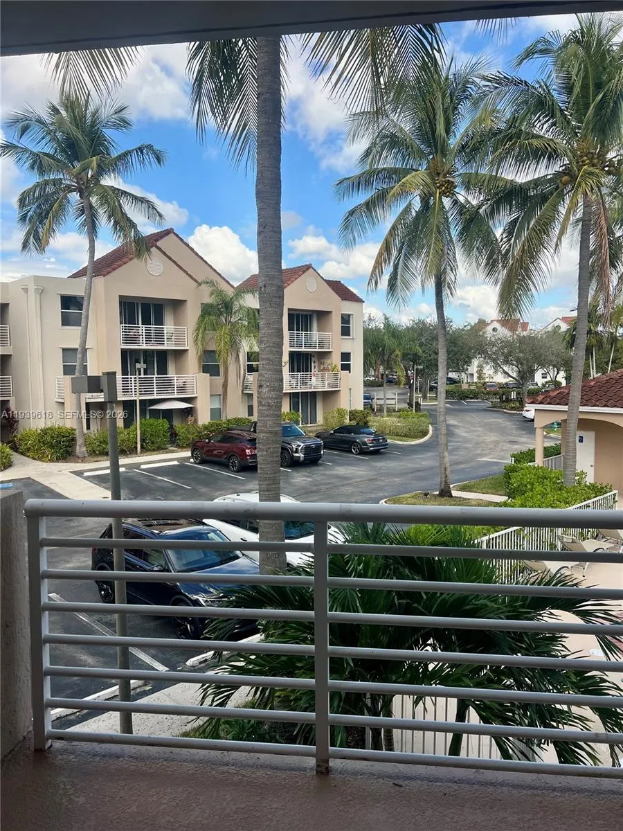 2711 Ocean Club Blvd # 207, Hollywood FL 33019