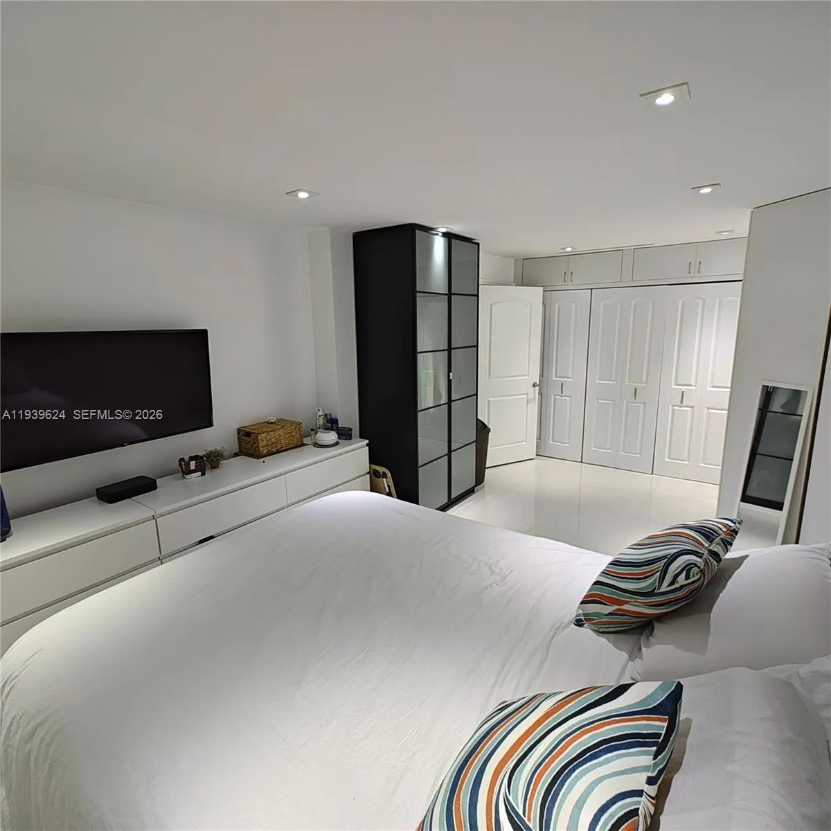 1 bedroom 1 bath for sale at 2750 NE 183rd St # 301, Aventura FL 33160