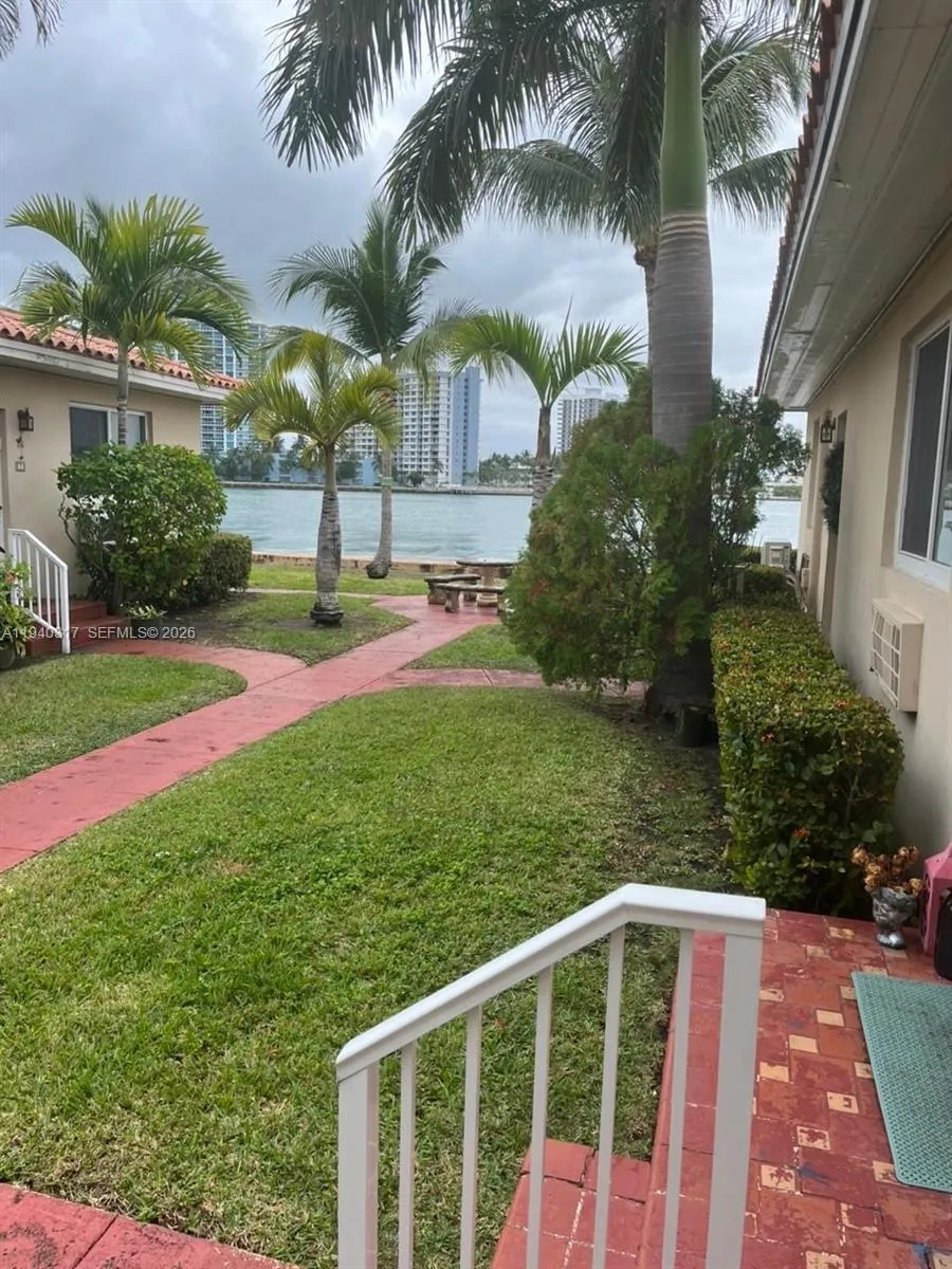 2160 BayDr # 11, Miami Beach FL 33141