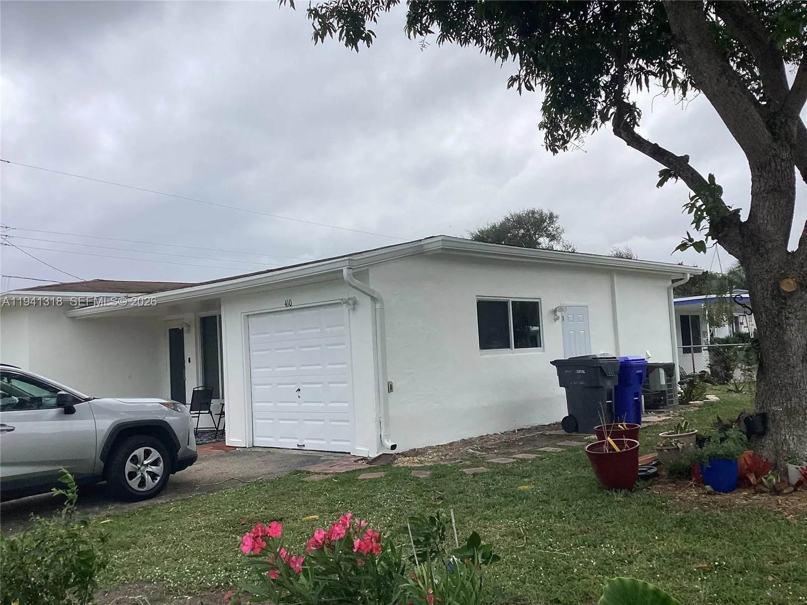 2 bedroom 1 bath for sale at 410 N 74th Ave, Hollywood FL 33024