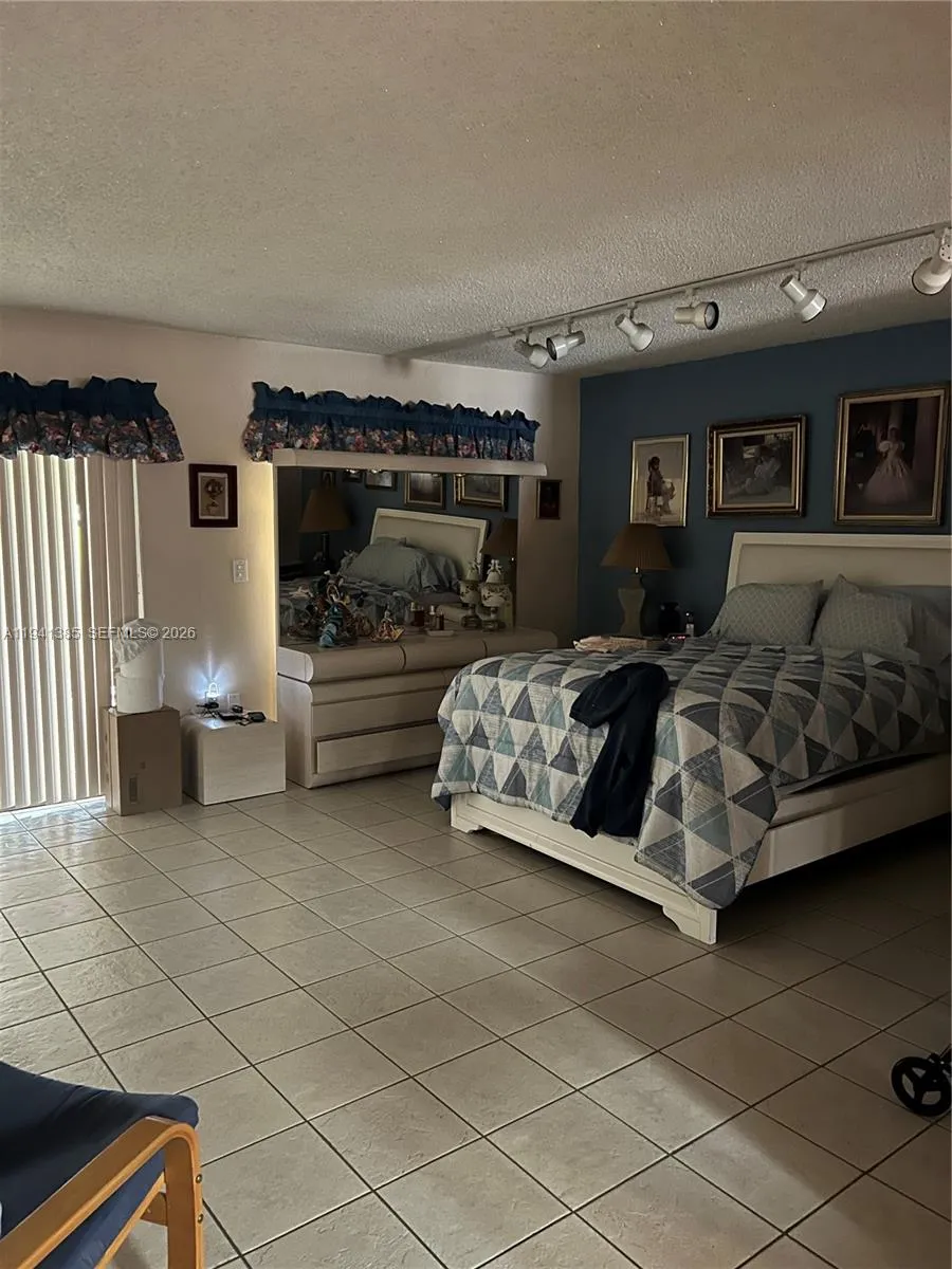 19358 Bobolink Dr, Hialeah FL 33015