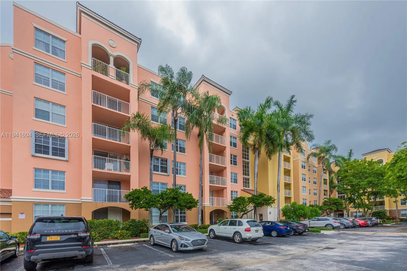 1 bedroom 1 bath for sale at 19601 E Country Club Dr # 7104, Aventura FL 33180