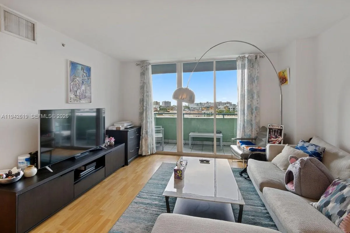 1 bedroom 1 bath for sale at 90 Alton Rd # 807, Miami Beach FL 33139