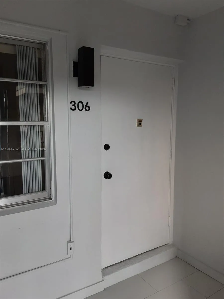 1 bedroom 1 bath for sale at 1943 Monroe St # 306A, Hollywood FL 33020