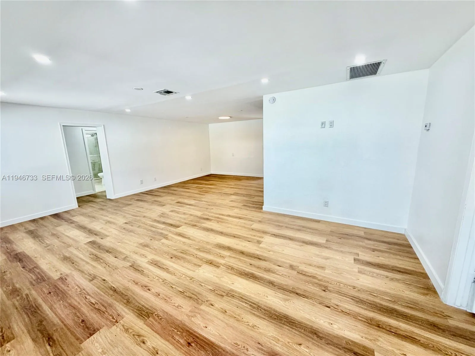 2036 NW 28th St, Oakland Park FL 33311