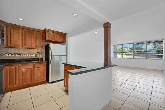 2175 NE 170th St # 206, North Miami Beach FL 33162