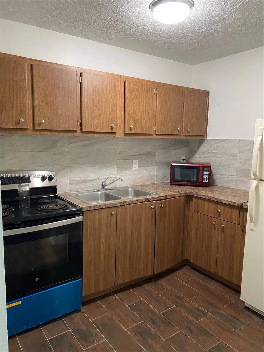 3020 NW 2nd St, Pompano Beach FL 33069