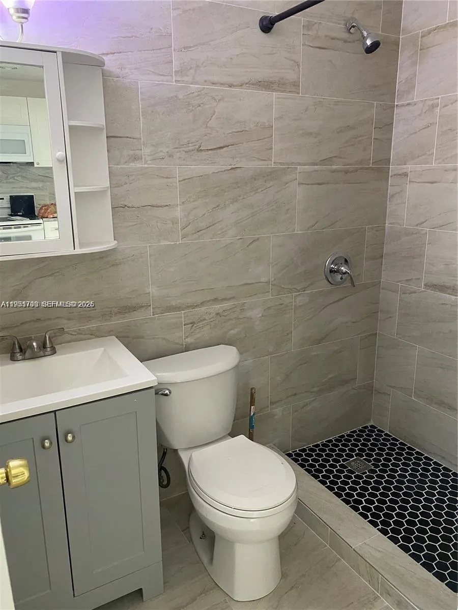 3020 NW 2nd St, Pompano Beach FL 33069