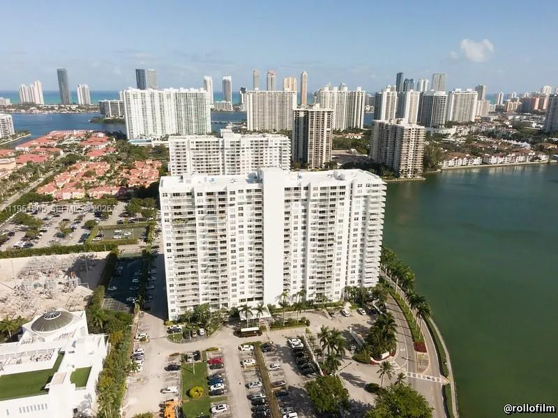 2 bedroom 2 bath for sale at 2801 NE 183rd St # 709W, Aventura FL 33160