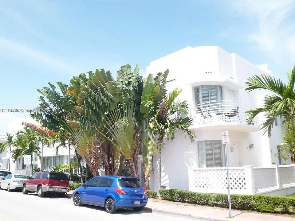 1 bedroom 1 bath for sale at 611 11th St # 104, Miami Beach FL 33139
