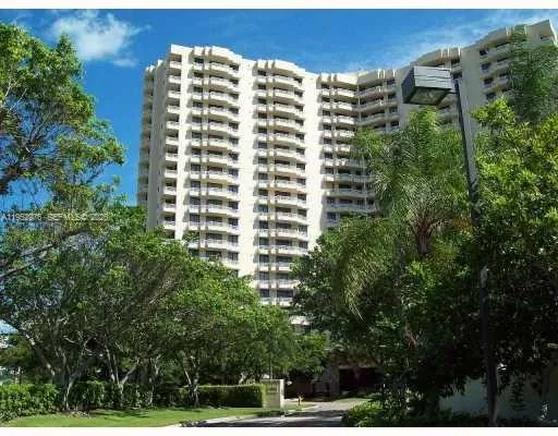 2 bedroom 2 bath for sale at 3300 NE 192nd St # 914, Aventura FL 33180