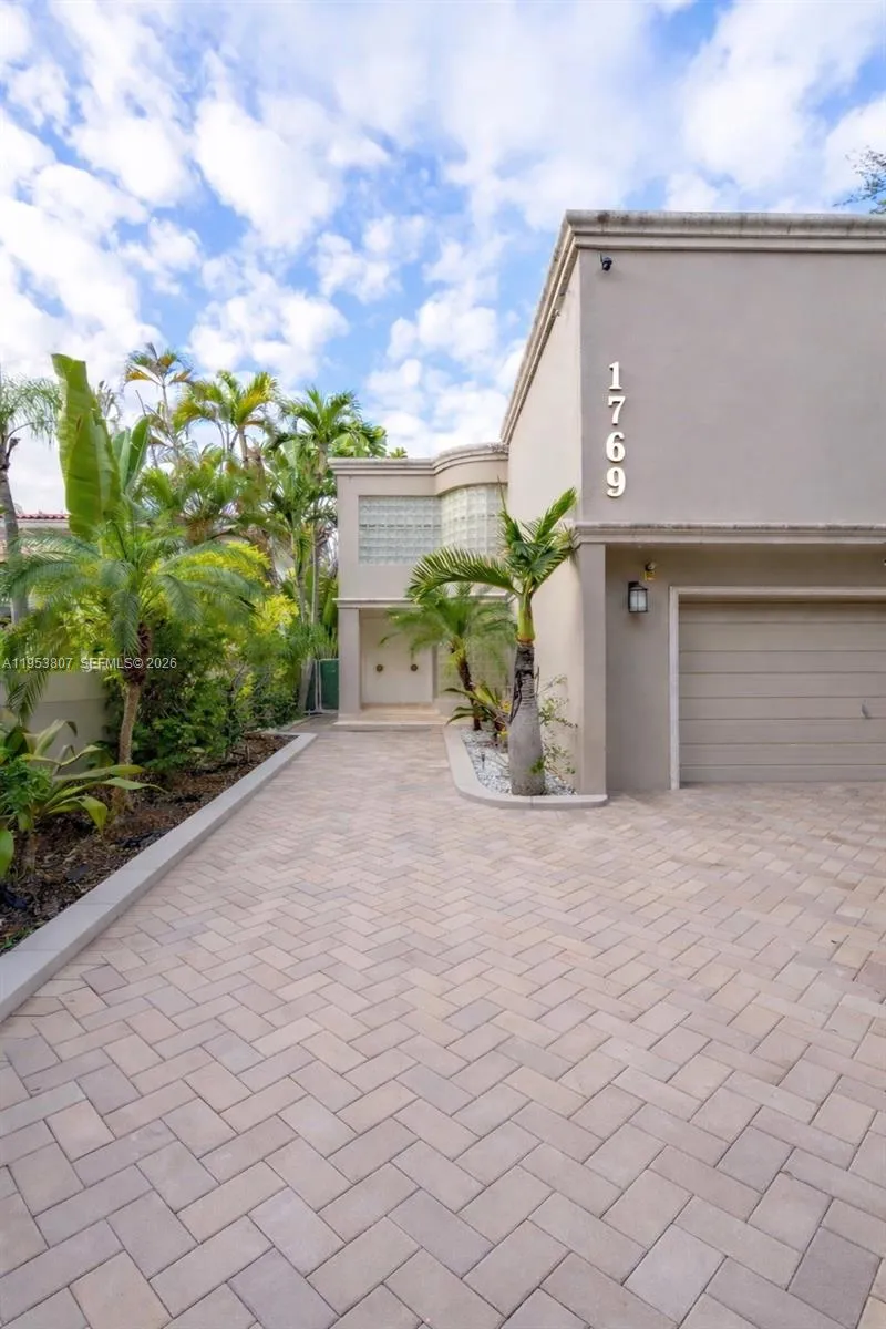 1769 Wa Kee Na Dr, Miami FL 33133