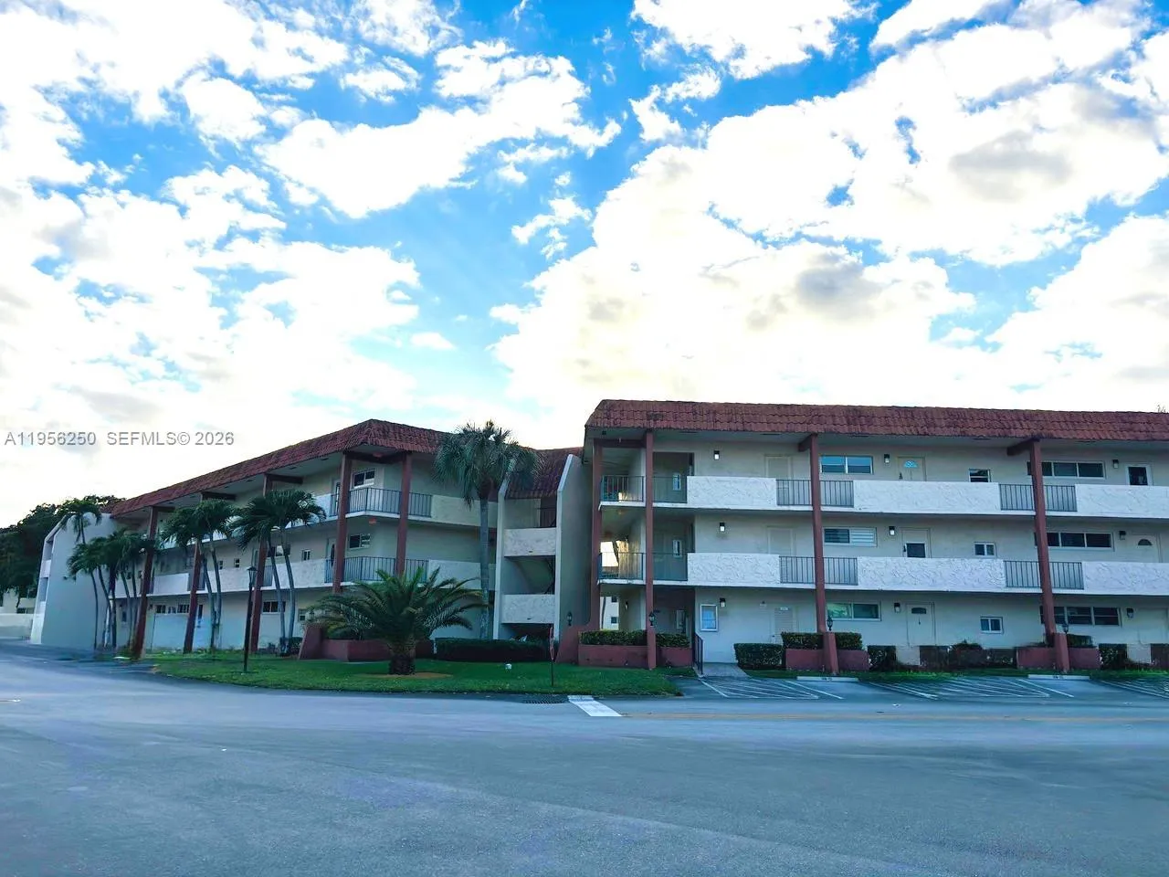 2 bedroom 1 bath for sale at 411 S Hollybrook Dr # 305, Pembroke Pines FL 33025