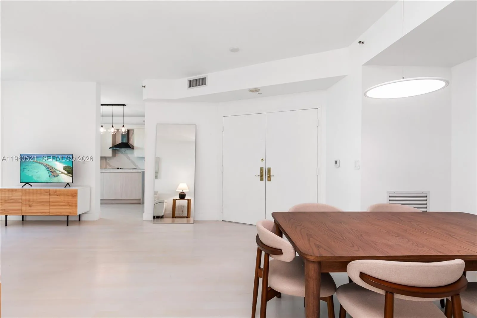 300 S Pointe Dr # 907, Miami Beach FL 33139