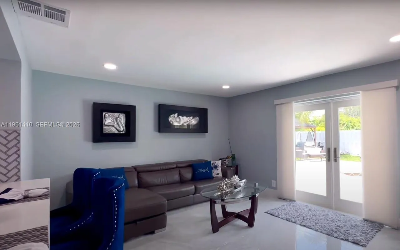 8275 Shadow Wood Blvd, Coral Springs FL 33071