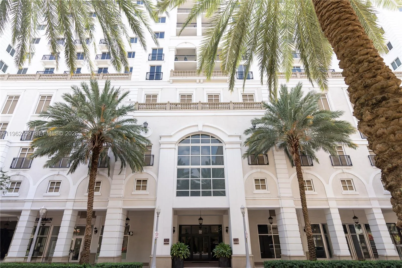 3 bedroom 2 bath for sale at 10 Aragon Ave # 1105, Coral Gables FL 33134