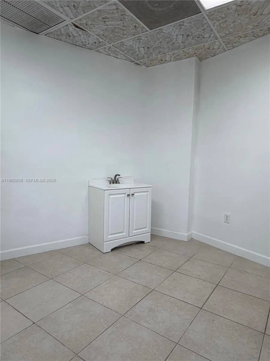 18315 W Dixie Hwy, North Miami Beach FL 33160