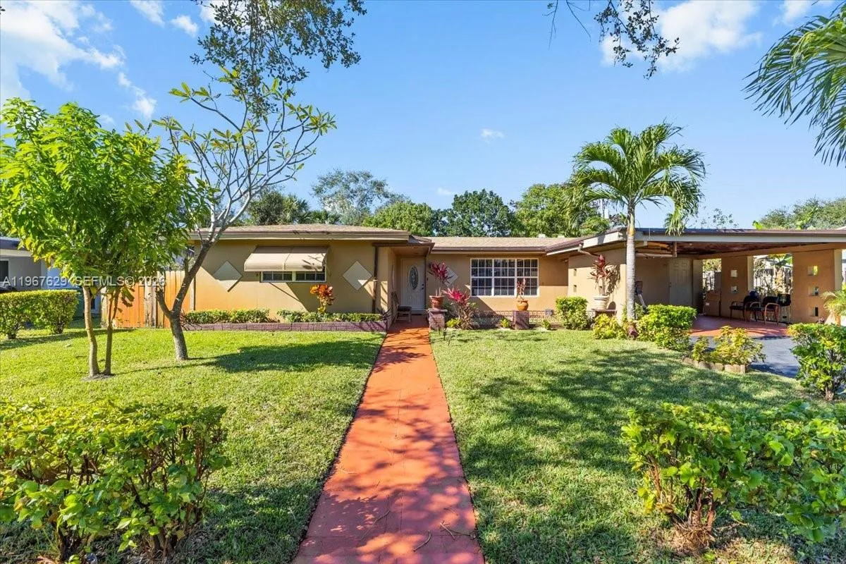 3 bedroom 2 bath for sale at 911 SW 39th Ave, Fort Lauderdale FL 33312