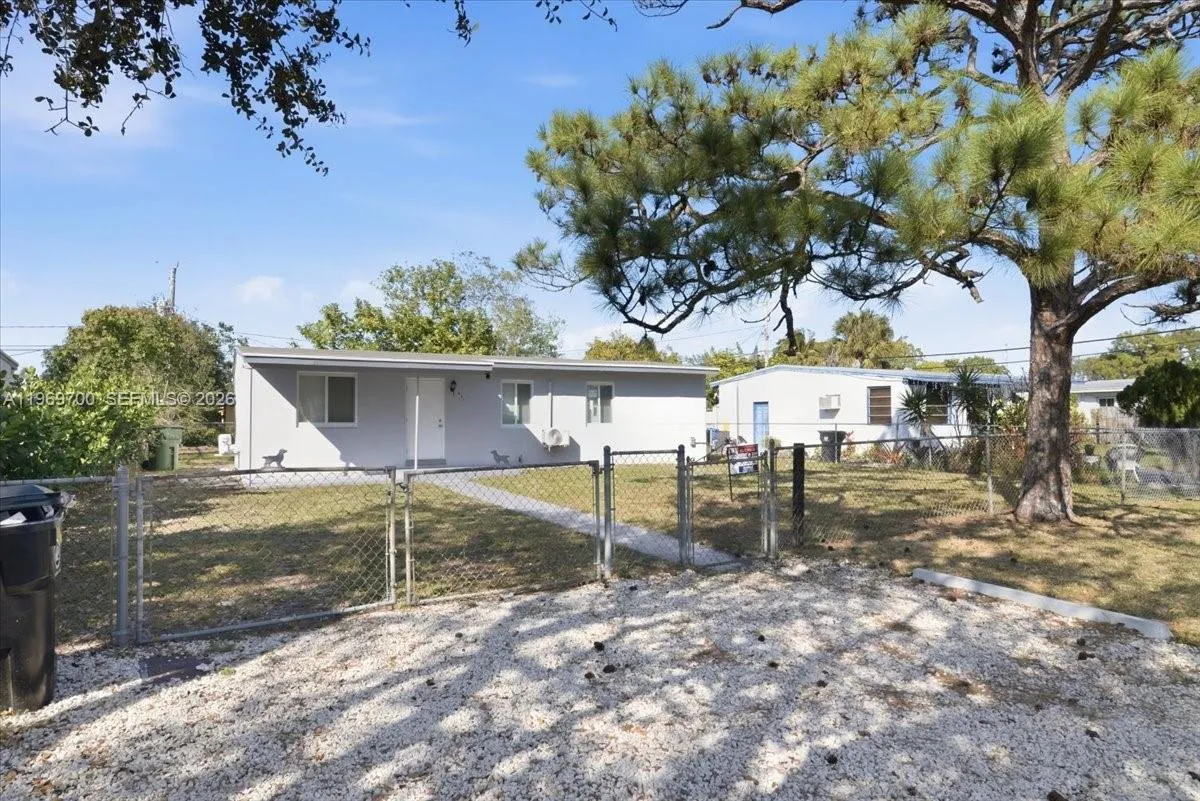 3 bedroom 1 bath for sale at 931 Chateau Park Dr, Fort Lauderdale FL 33311