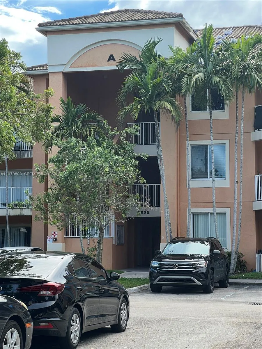 2 bedroom 2 bath for sale at 6928 SW 39th St # A303, Davie FL 33314