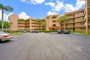 3 bedroom 2 bath for sale at 9501 Seagrape Dr # 101, Davie FL 33324