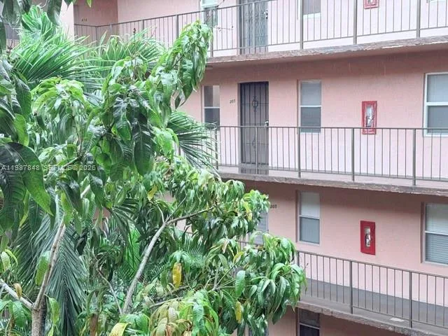 1 bedroom 1 bath for sale at 2841 Somerset Dr # 305, Lauderdale Lakes FL 33311