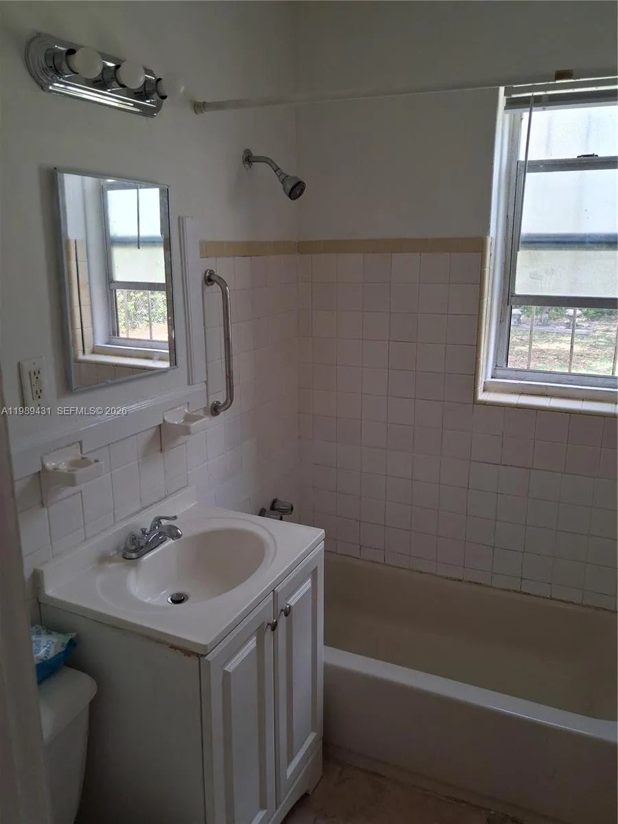 1043 NE 114th St, Biscayne Park FL 33161