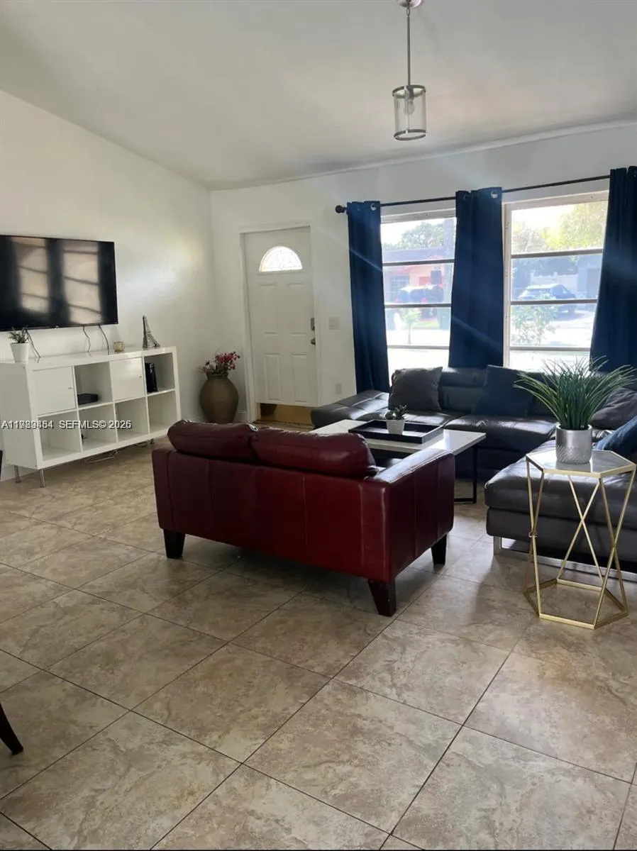 9321 NW 14th St, Pembroke Pines FL 33024