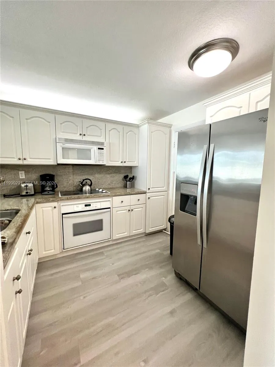 8233 Harding Ave # 204, Miami Beach FL 33141