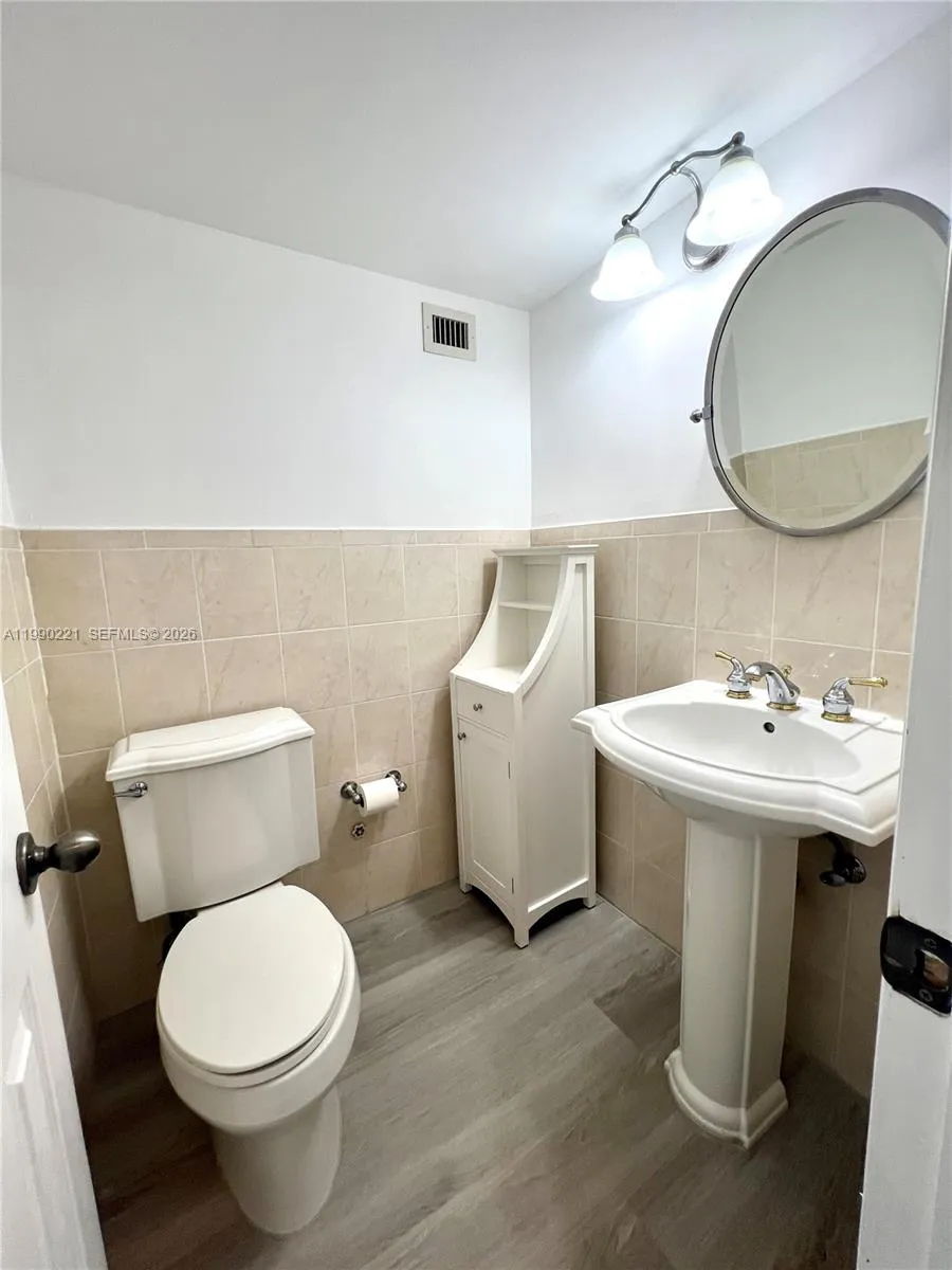 8233 Harding Ave # 204, Miami Beach FL 33141