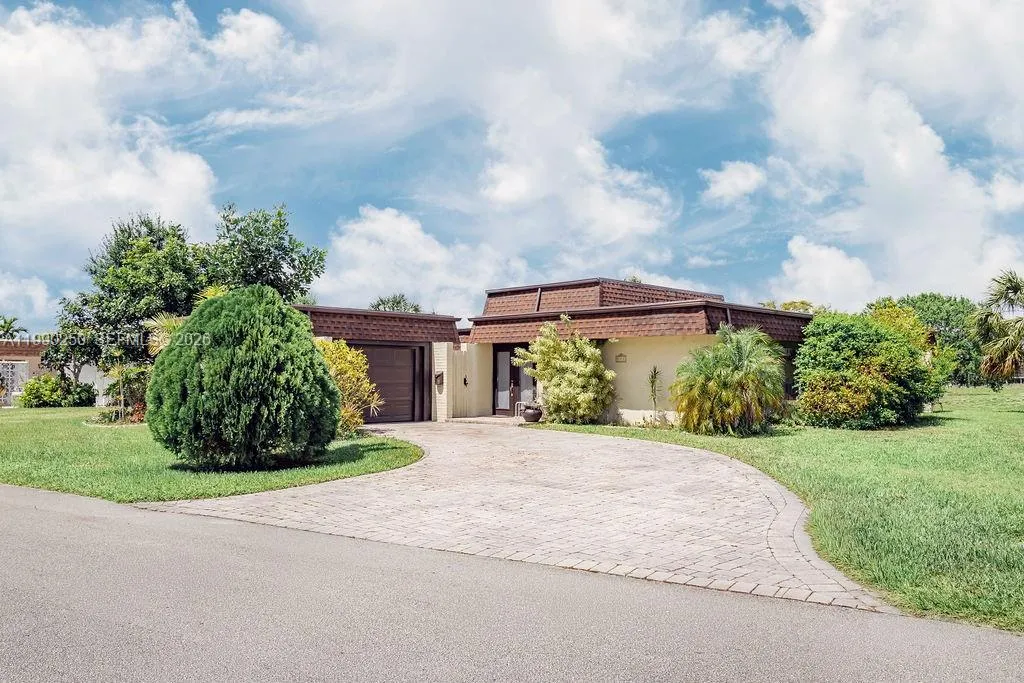 2 bedroom 2 bath for sale at 5311 Banyan Ln, Tamarac FL 33319