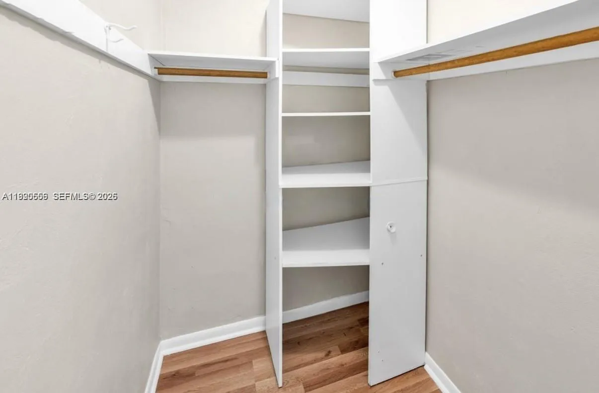 18801 NE 2nd Ave # 1006, Miami FL 33179