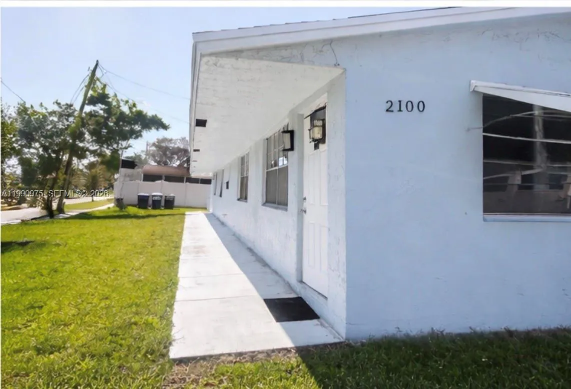 2 bedroom 2 bath for rent at 2100 N 14th Ave # 2, Hollywood FL 33020