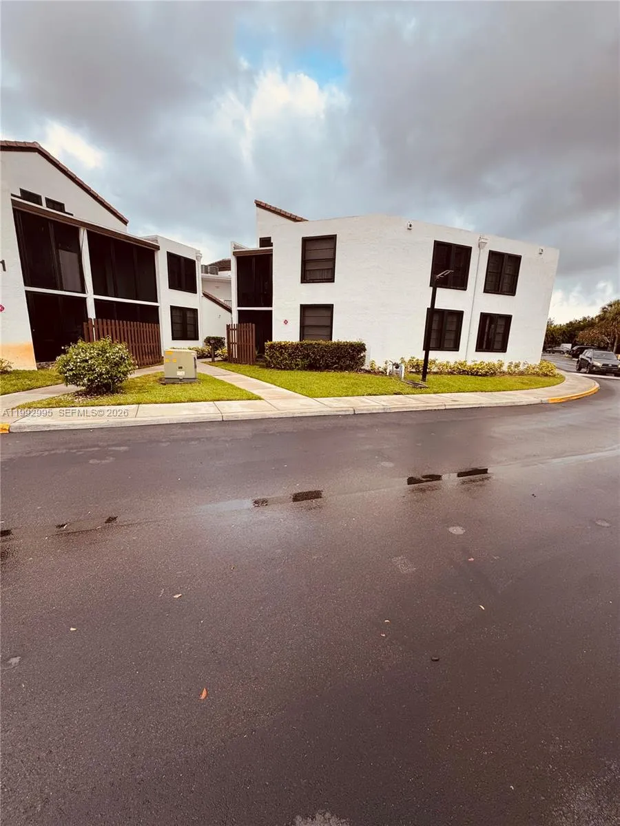 2 bedroom 2 bath for rent at 211 Lake Pointe Dr # 110, Oakland Park FL 33309