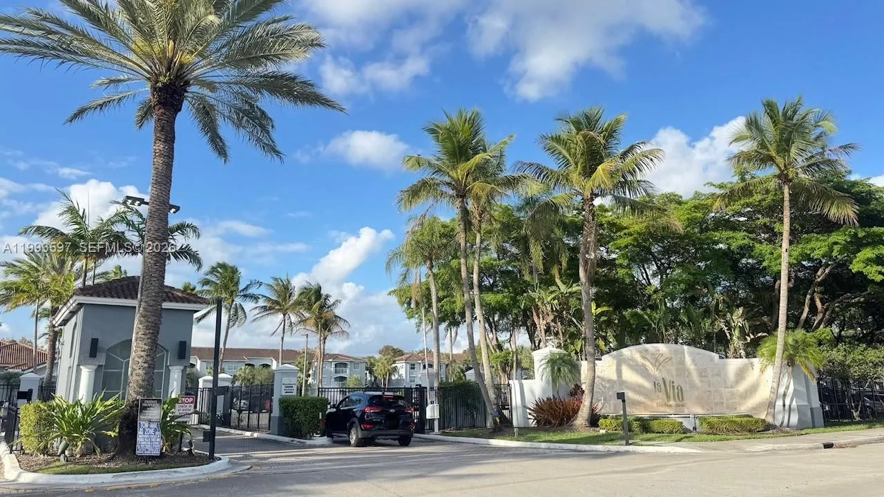 2 bedroom 2 bath for rent at 9640 NW 2nd St # 204, Pembroke Pines FL 33024