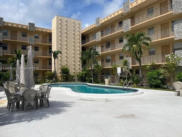 1 bedroom 1 bath for sale at 2145 Pierce St # 403, Hollywood FL 33020
