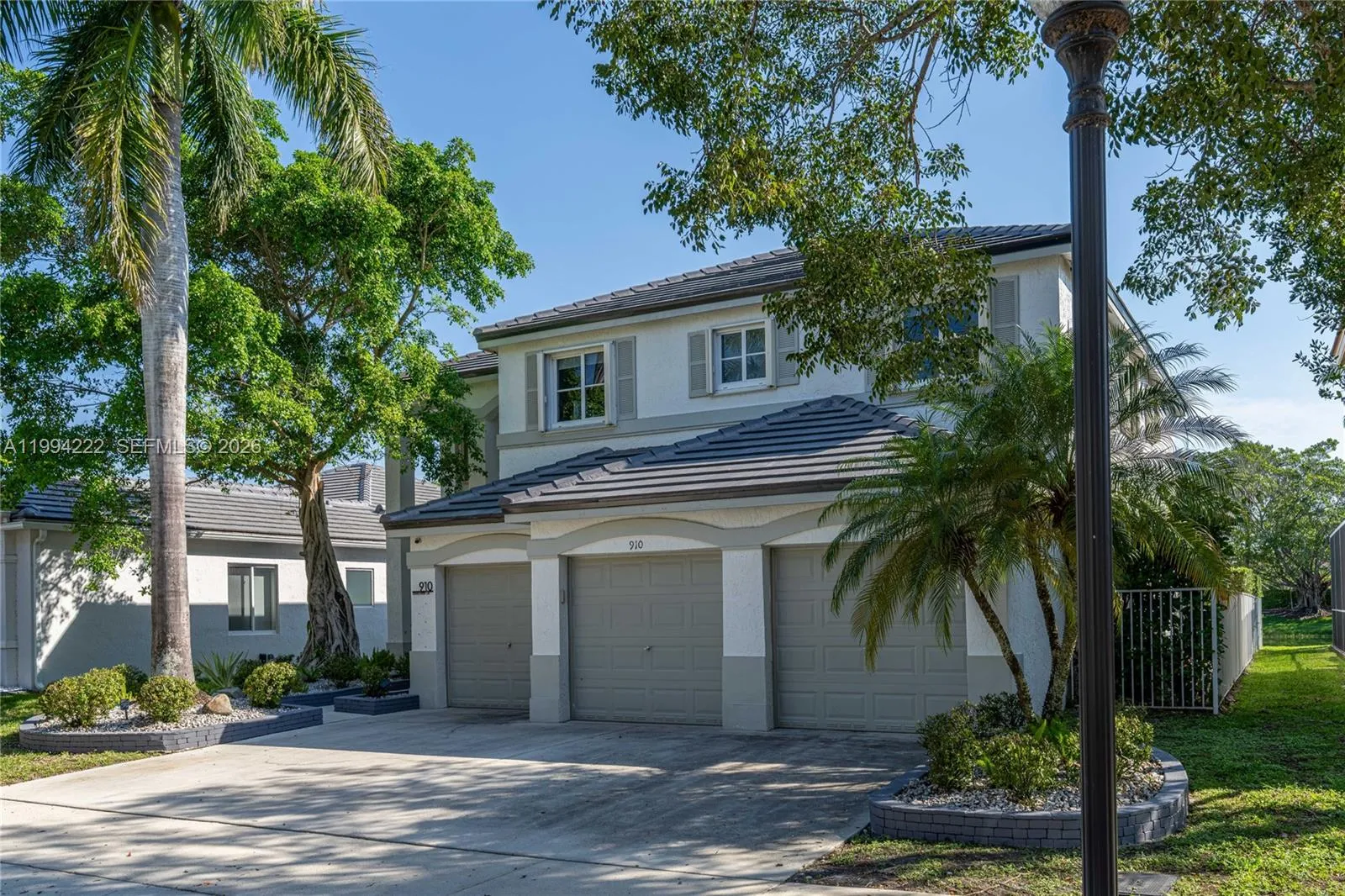 910 Sunflower Cir, Weston FL 33327