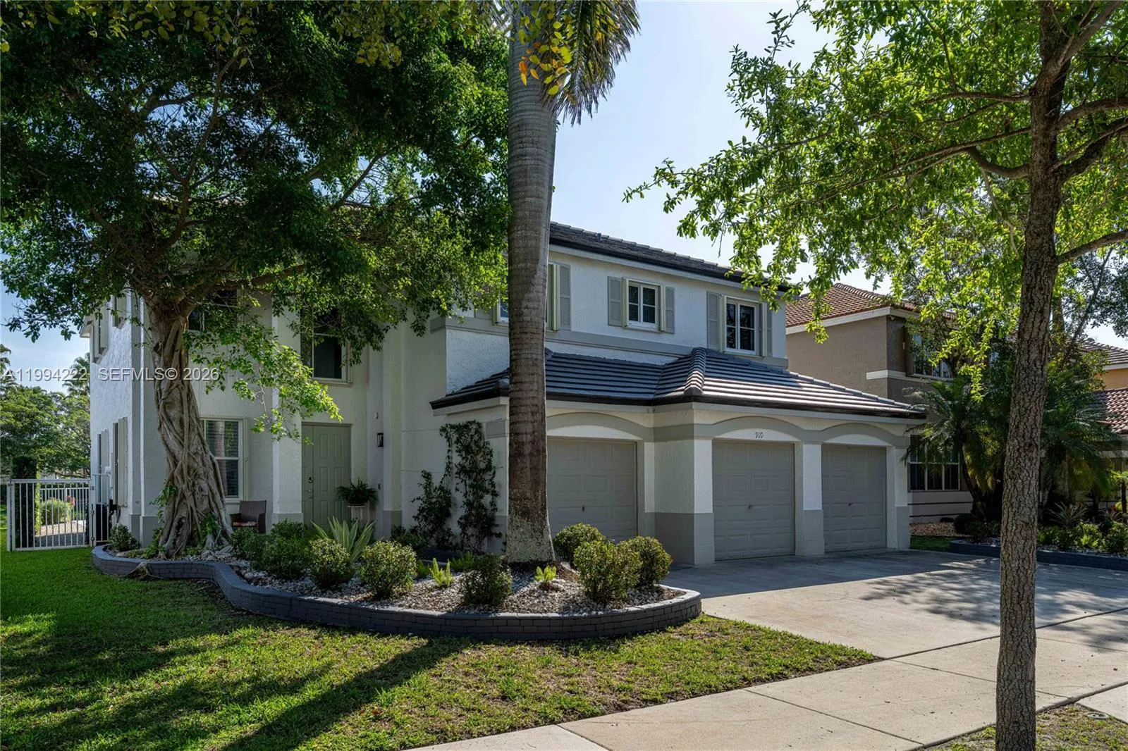 910 Sunflower Cir, Weston FL 33327