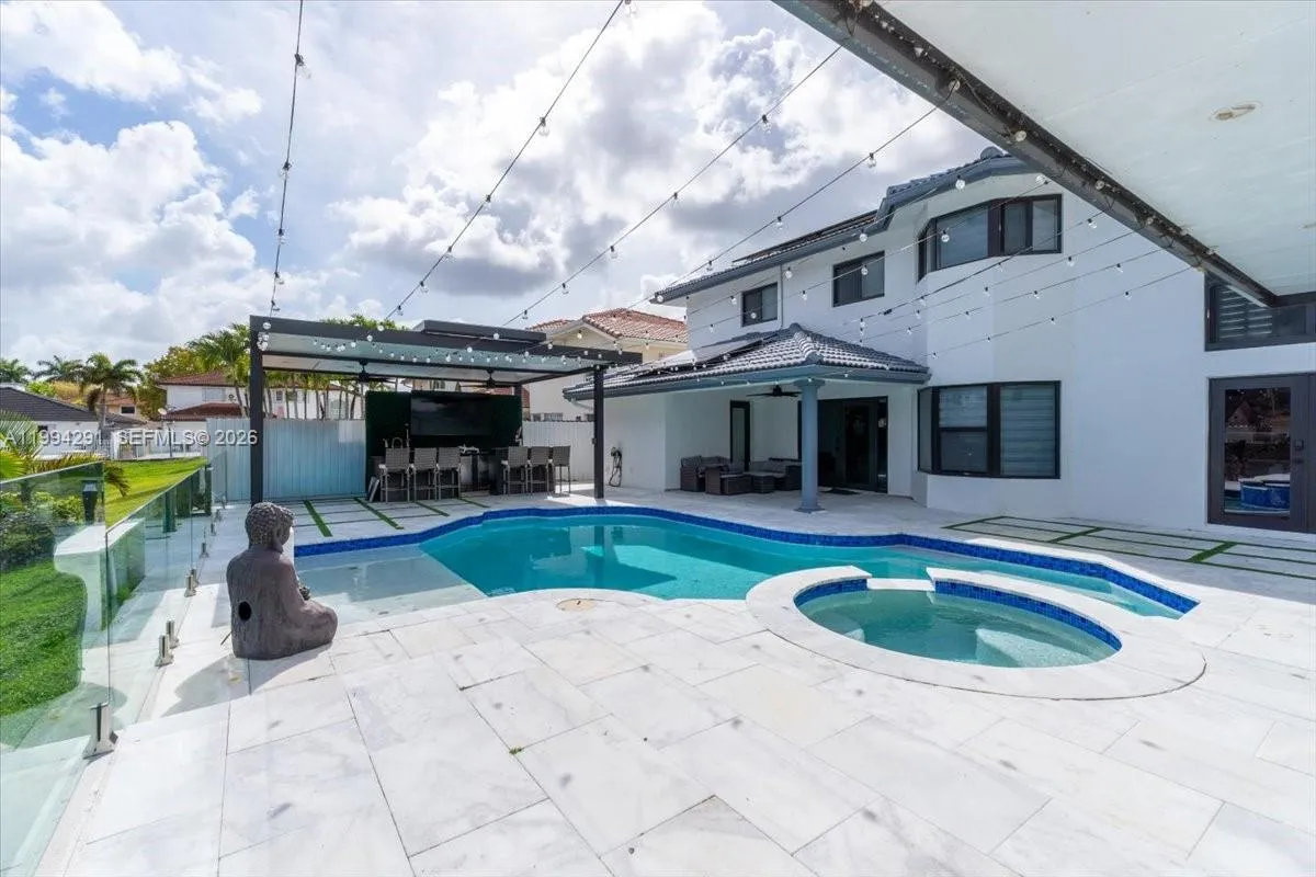 15763 SW 43rd St, Miami FL 33185