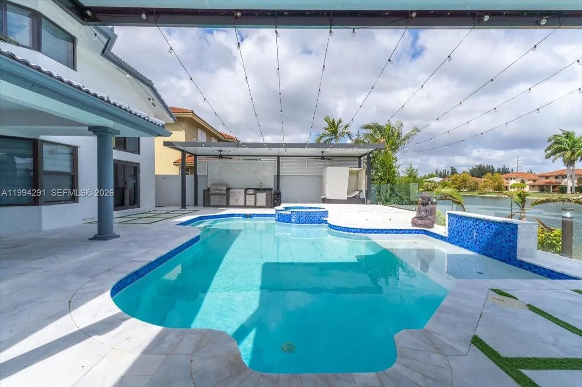 15763 SW 43rd St, Miami FL 33185