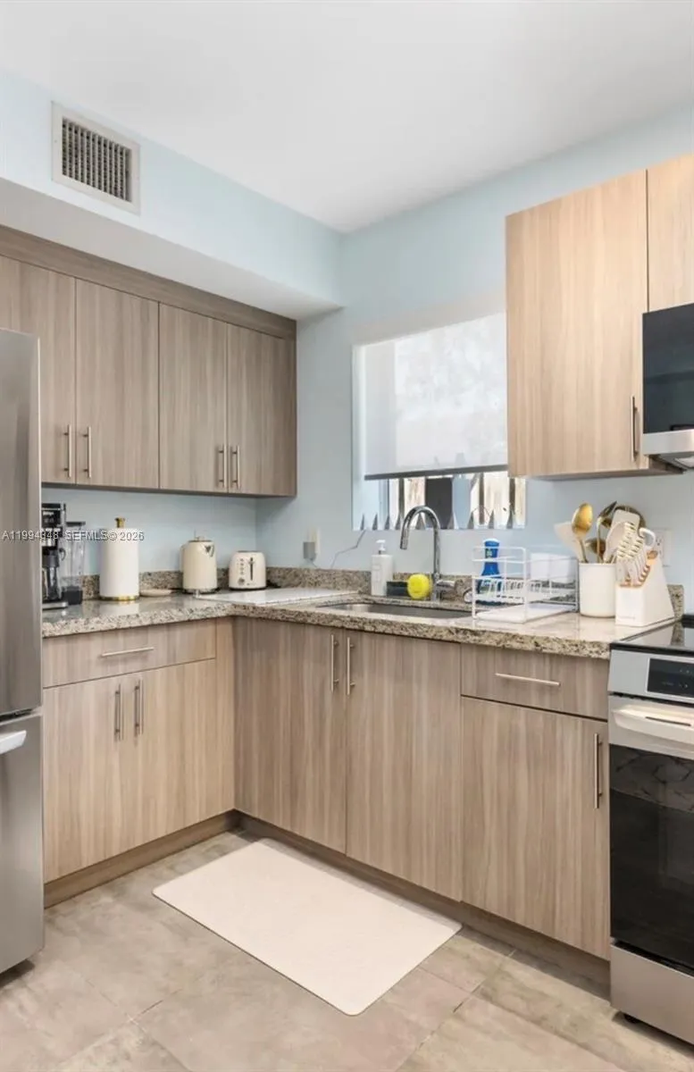 165 NW 39th St # 7, Miami FL 33127