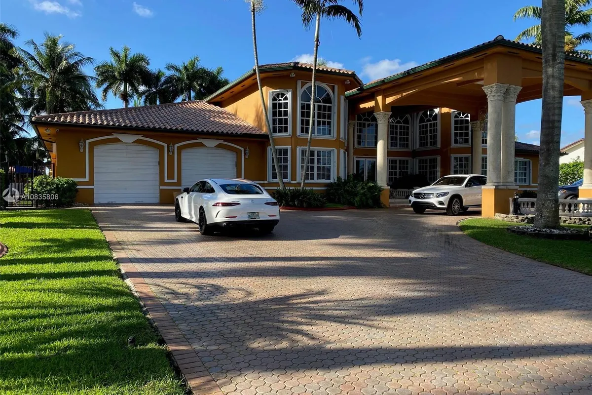 9928 NW 133rd St, Hialeah Gardens FL 33018