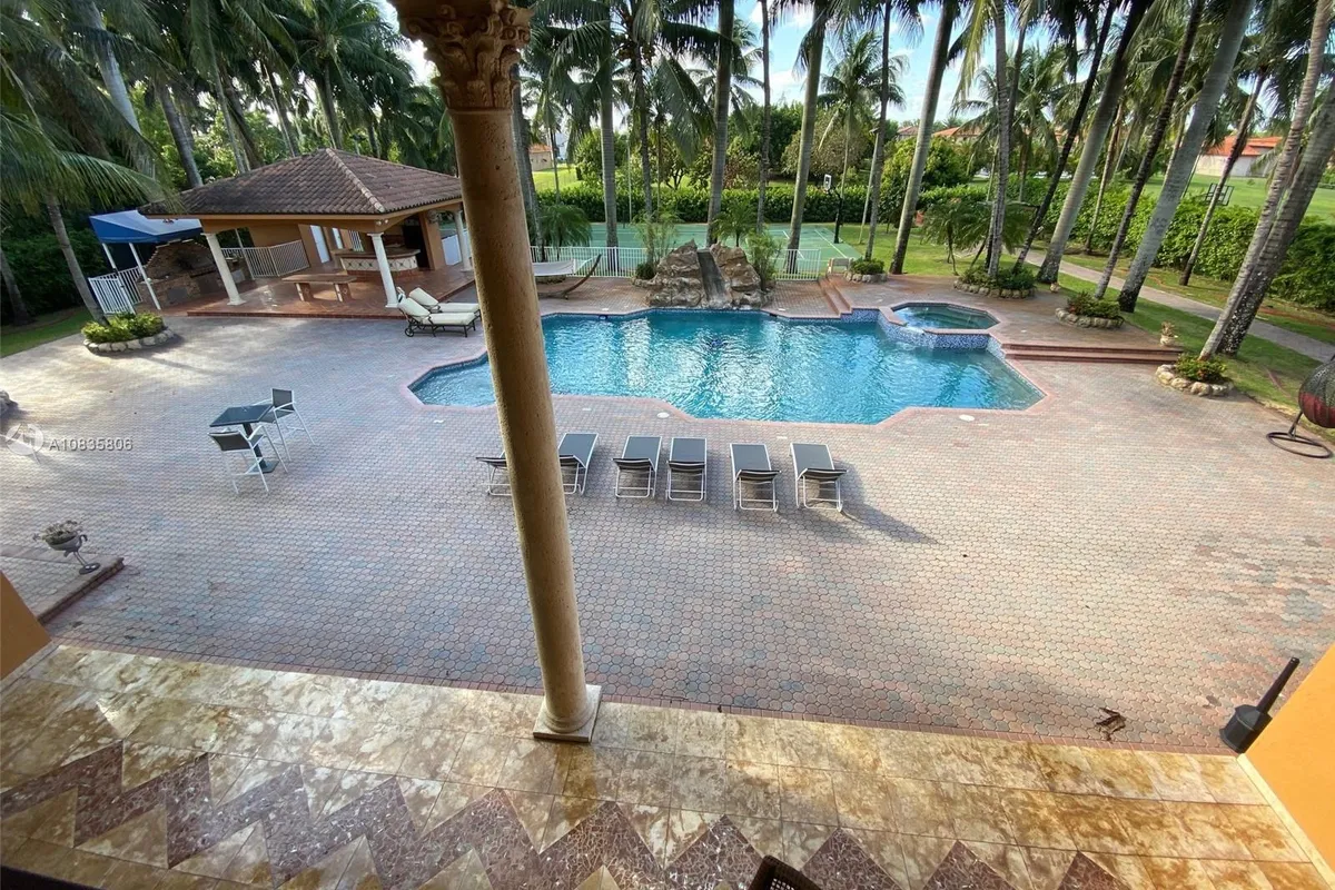 9928 NW 133rd St, Hialeah Gardens FL 33018