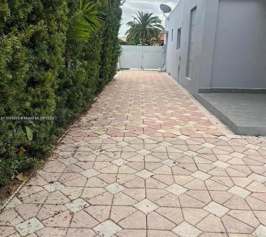 10465 NW 130th St, Hialeah Gardens FL 33018