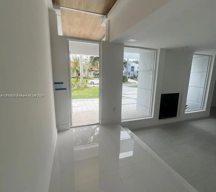 10465 NW 130th St, Hialeah Gardens FL 33018